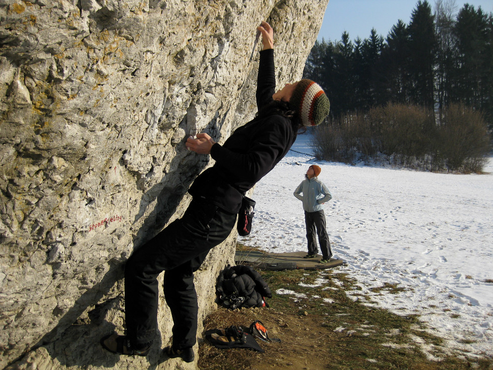 Alexandra Perwitzschky beim Bouldern in Surrealis (Fb 6a) an der Freudenmauer (Bild: Jörg Perwitzschky)